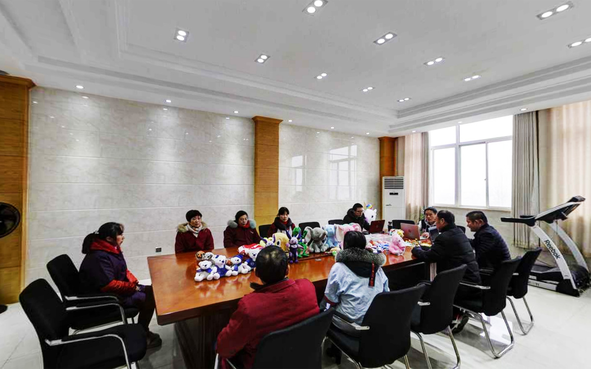 Custom pet toys factory staff meeting for quality control standards