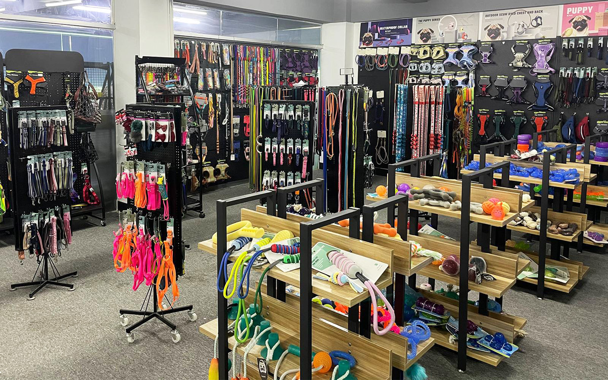 Pet supplies manufacturer custom collar and leash showroom