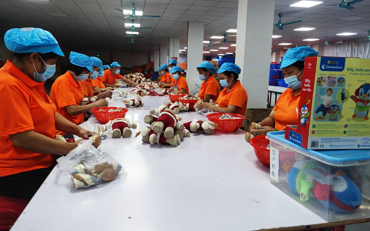 Custom pet toys stuffing and assembly process factory video