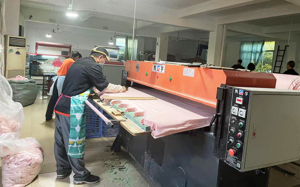 Plush pet bed factory fabric cutting machine operation video