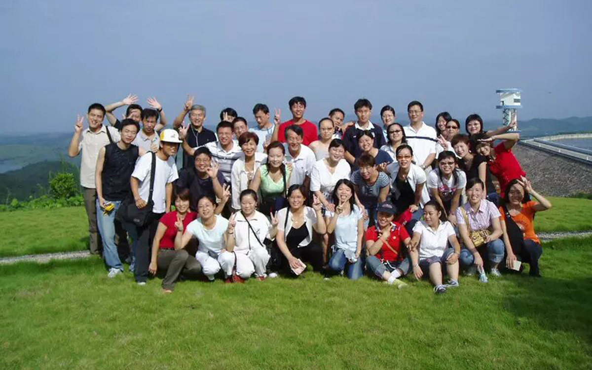 Pet supplies manufacturer production and quality team outdoor activity